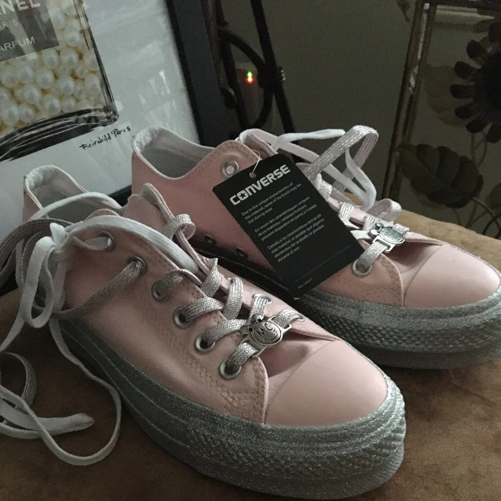 CONVERSE X MILEY CYRUS NIB AUTHENTIC CANVAS STYLE SNEAKERS